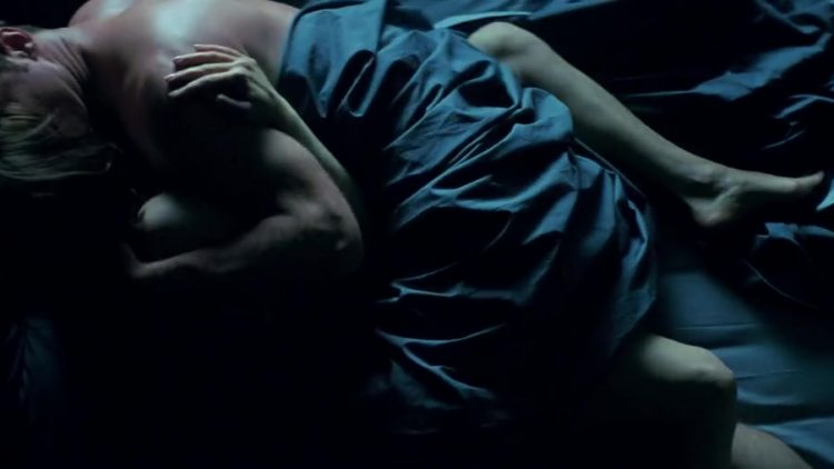 Nackt Szene - A Perfect Man (2013)