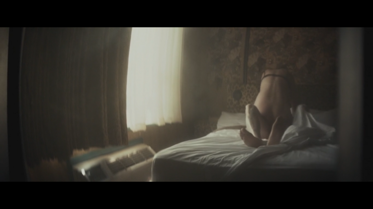 Sex scene - Meadowland (2015)