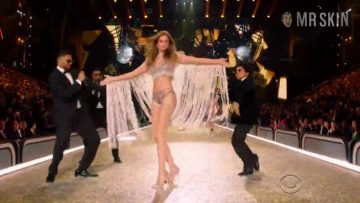 Romee-Strijd-The-Victorias-Secret-Fashion-Show-2016.mp4 thumbnail