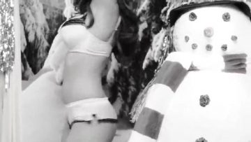 Kelly-Brook-LOVE-Advent.mp4 thumbnail