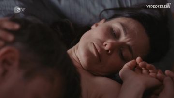 Nackt Szene - Marie Brand und die Liebe zu viert (2020)